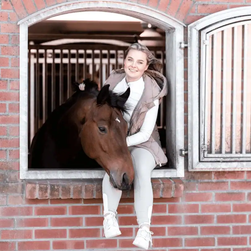 Vroklijk-paard-met-meisje